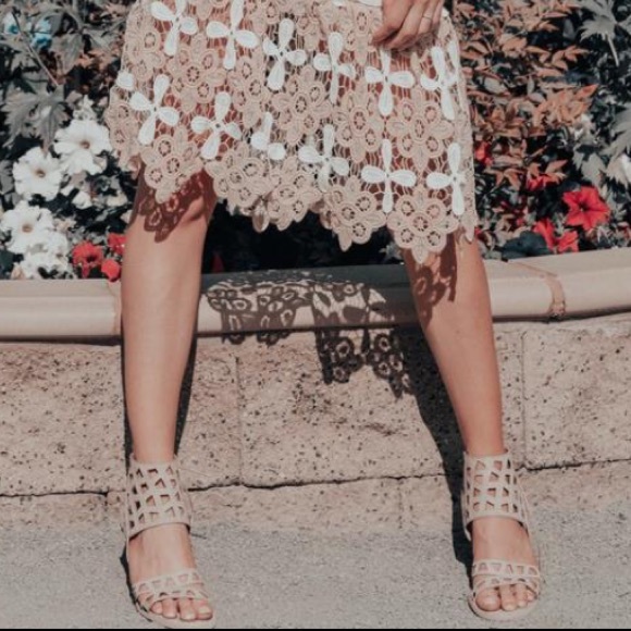 NIB Cream Laser Cut Lace Up Back Block Heel Sandal - Picture 3 of 4